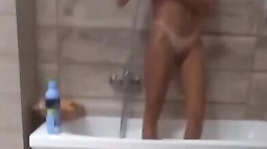 Spia fidanzata in bagno