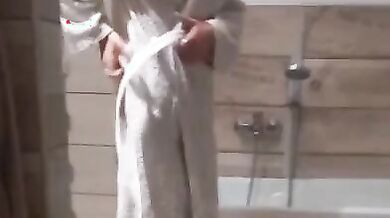 Spia fidanzata in bagno