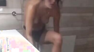 Spia fidanzata in bagno