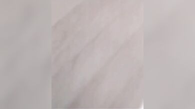 Spia fidanzata in bagno