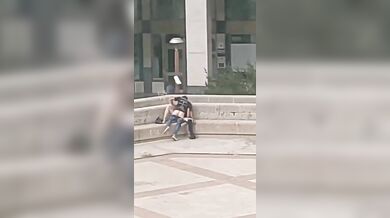 Coppia italiana scopa all'aperto in pieno giorno