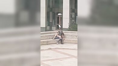 Coppia italiana scopa all'aperto in pieno giorno