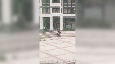 Coppia italiana scopa all'aperto in pieno giorno