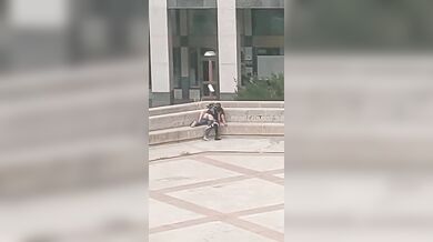 Coppia italiana scopa all'aperto in pieno giorno