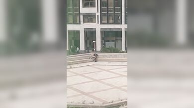 Coppia italiana scopa all'aperto in pieno giorno