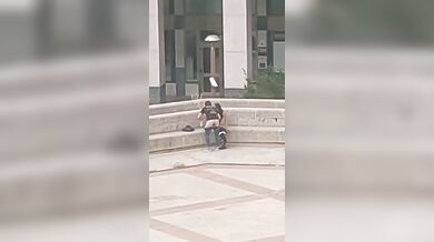 Coppia italiana scopa all'aperto in pieno giorno