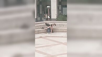 Coppia italiana scopa all'aperto in pieno giorno