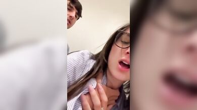 Coppia studenti italiani fa sesso nei bagni dell'università