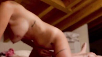 Fidanzata con belle tette italiana sopra di lui