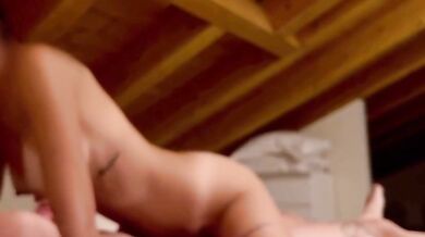 Fidanzata con belle tette italiana sopra di lui