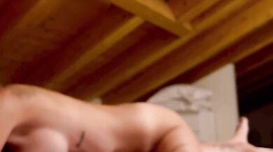 Fidanzata con belle tette italiana sopra di lui