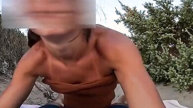 Fidanzata italiana scopata in spiaggia e sborrata sul suo bel culone