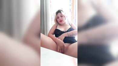 Ditalino bionda con belle tette italiana