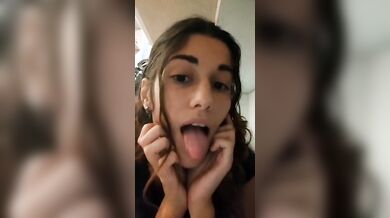 Mi spoglio nuda per eccitarti tesoro