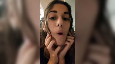 Mi spoglio nuda per eccitarti tesoro