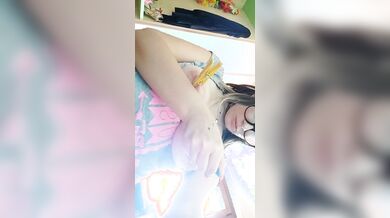 Slave tettona italiana mollette sui capezzoli e schiaffoni