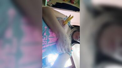 Slave tettona italiana mollette sui capezzoli e schiaffoni