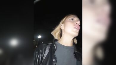 Sofy e Ludovica si masturbano in piazza davanti a un segaiolo