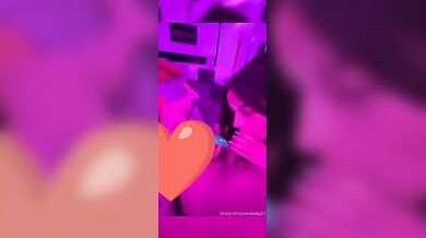 Parla al cellulare al fidanzato mentre lo succhia all'amico