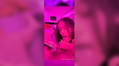 Parla al cellulare al fidanzato mentre lo succhia all'amico