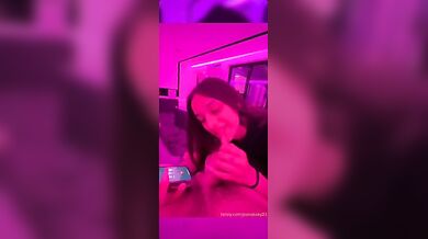 Parla al cellulare al fidanzato mentre lo succhia all'amico