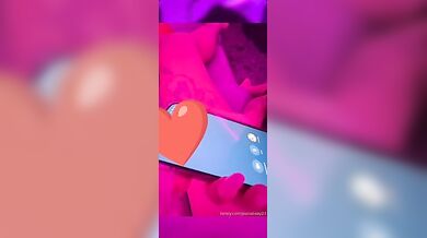 Parla al cellulare al fidanzato mentre lo succhia all'amico