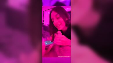 Parla al cellulare al fidanzato mentre lo succhia all'amico