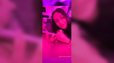 Parla al cellulare al fidanzato mentre lo succhia all'amico