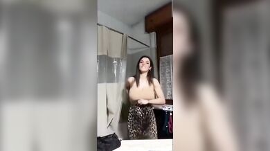 Ragazza italiana con tettone enormi