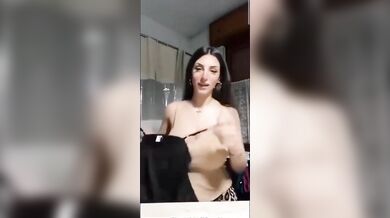 Ragazza italiana con tettone enormi