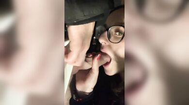 Me lo sta succhiando fuori dal locale guardate