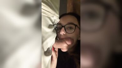 Me lo sta succhiando fuori dal locale guardate