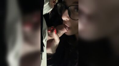 Me lo sta succhiando fuori dal locale guardate