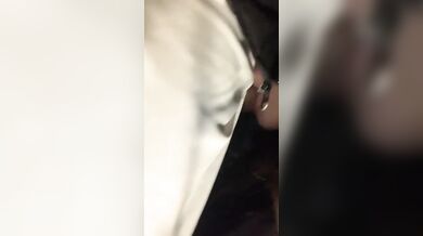 Me lo sta succhiando fuori dal locale guardate