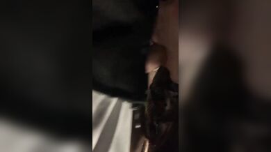 Me lo sta succhiando fuori dal locale guardate