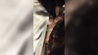 Me lo sta succhiando fuori dal locale guardate