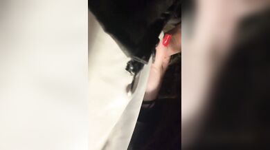 Me lo sta succhiando fuori dal locale guardate