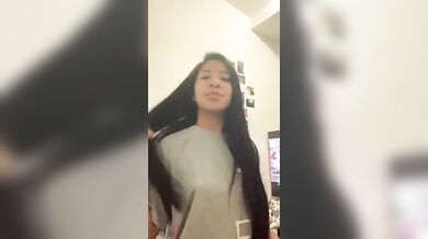 Morettina latina si masturba col dildo