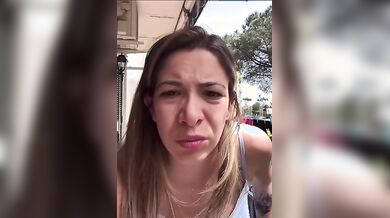 In live mentre stende i panni sul balcone