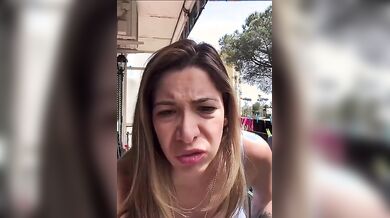 In live mentre stende i panni sul balcone