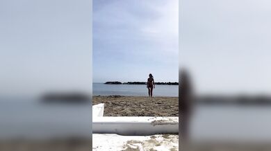 Selfie al mare in bikini