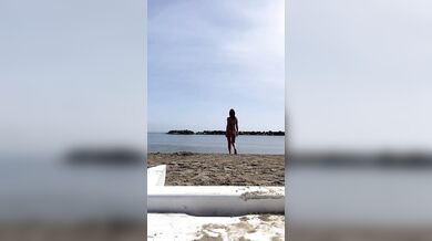 Selfie al mare in bikini