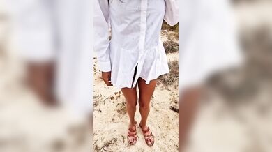 Pisciata in spiaggia amatoriale ragazza italiana