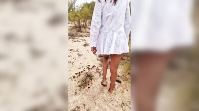 Pisciata in spiaggia amatoriale ragazza italiana