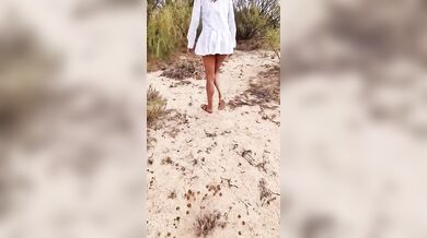 Pisciata in spiaggia amatoriale ragazza italiana