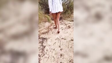 Pisciata in spiaggia amatoriale ragazza italiana