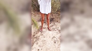 Pisciata in spiaggia amatoriale ragazza italiana