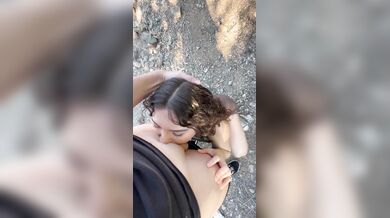 Pompino giovane fidanzata fola profonda outdoor