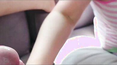 Mi spruzza il latte delle sue tettone sul cazzo e mi sega forte