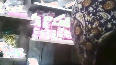 Commessa italiana scopata da cliente in negozio